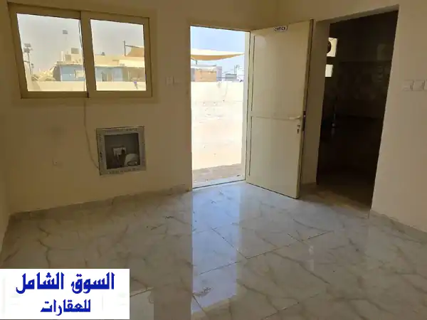 فرصة استثنائية! للإيجار: مساحة صناعية 10,000 قدم بالباطنية - موقع مميز على الشارع العام بكافة الخدمات