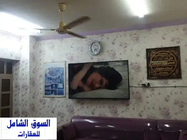 بيت للبيع في مدينة عيسى يتكون من طابقين. الطابق العلوي عبارة عن شقة منفصلة تحتوي على غرفتين نوم، ...