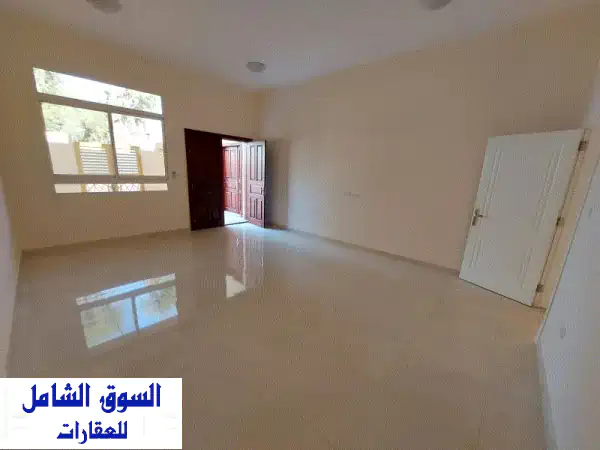 فيلا جديدة 6 غرف للإيجار  العين، الجيمي فيلا جديدة كليا في قلب منطقة الجيمي، تتميز بموقع استراتيجي ...