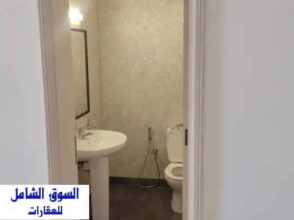 فيلا للإيجار في منطقة الجنبية بالقرب من الطريق...