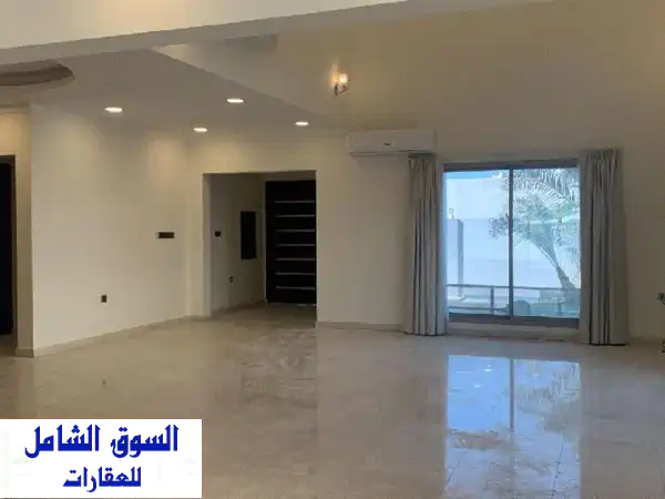 للإيجار فيلا فاخرة حديثة في منطقة الزلاق، نصف...