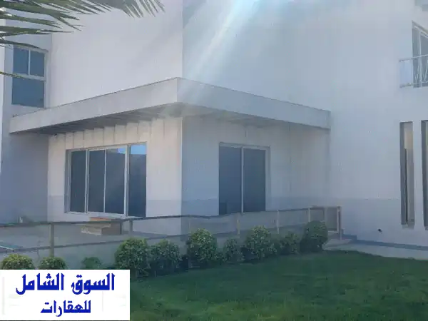 للإيجار فيلا فاخرة حديثة في منطقة الزلاق، نصف مفروشة، طابقين. يتكون الطابق الأرضي من غرفة ماستر، ...