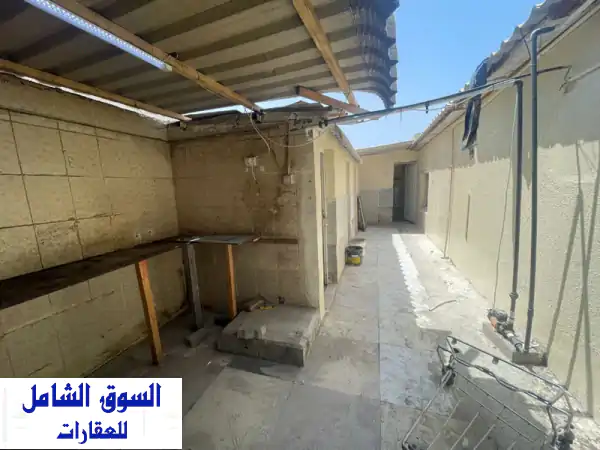 بيت عربي للإيجار في عجمان منطقة الراشدية 2 للعزاب أو الشركات مكون من 7 غرفة و6 حمام مع المكيفات ...