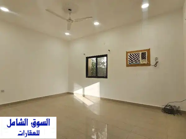 البحرين  عراد / للإيجار منزل طابق واحد. يتكون من مجلس مستقل، صالة، 3 غرف نوم، مطبخ، غرفة عاملة، ...