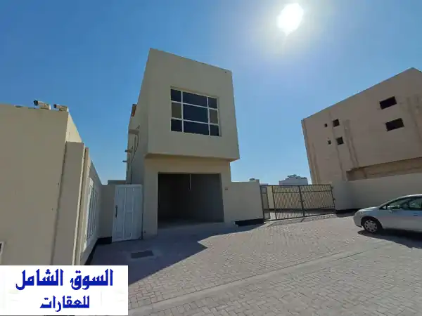للإيجار مبنى تجاري صناعي في منطقة عسكر مدينة خليفة. مساحة الأرض 475 متر مربع. يصلح لورشة أو كراج. ...