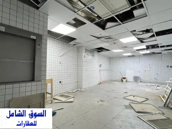 محل تجاري مع فترة سماح للإيجار في السالمية موقع مميز جدا، مدخل ومخرج سهل، المساحة 50 متر مع سندرة، ...
