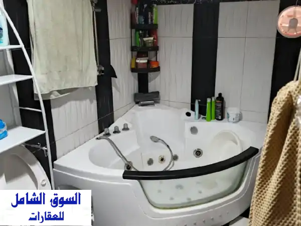 شقة طابق رووف ب صوفر مساحة 2 نوم مطبخ حمامان صالون تراس كبير مطل كاشف السعر مع الفرش 130 ألف