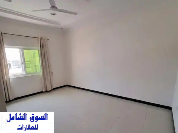 شقة سوبر لوكس للبيع في الرفاع الحجيات، مع المكيفات. المساحة 175 متر مربع، 3 غرف، 3 حمامات، مخزن، ...