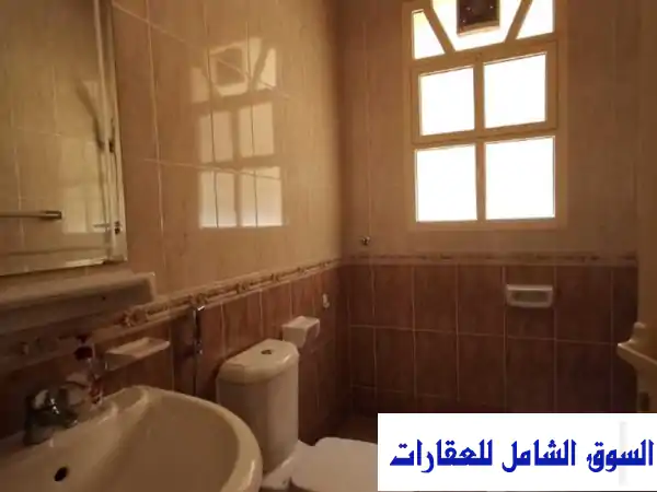 فيلا فاخرة للإيجار بالعين: 5 غرف ماستر بمدخل خاص ومجمع سكني راقٍ بفلج هزاع المرور قرب الجمعية