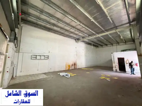 فرصة ذهبية: مستودع استراتيجي للإيجار في الصناعية 18 - 2000 قدم - موقع مميز على شارع رئيسي - إيجار 100 ألف درهم!