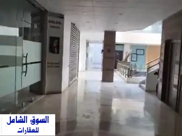 محل للبيع حمرا 17م مع تراس 220م ومعه حمام بسعر مغري...
