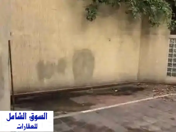 محل للبيع حمرا 17م مع تراس 220م ومعه حمام بسعر مغري بسنتر تجاري السعر المطلوب 250 ألف