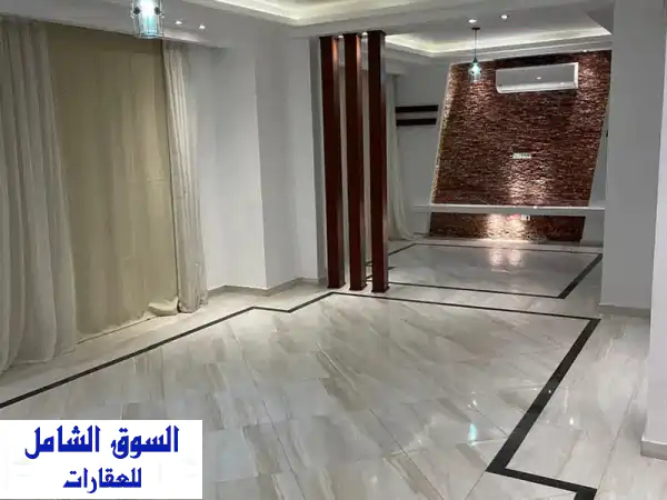 دوبلكس فاخر للايجار بحديقة خاصة في ايستاون...
