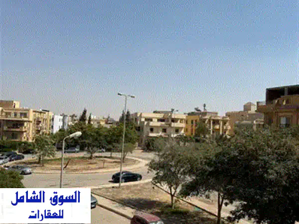 روف الأحلام بكمبوند الدبلوماسيين: تراس بانورامي 80م وإطلالة ساحرة بجوار GUC! 🌟