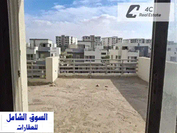 للبيع فيلا تاون هاوس 300 م في كمبوند هايد بارك 4 غرف نوم استلام فوري التجمع الخامس القاهره الجديده in Hyde Park Compound New Cairo