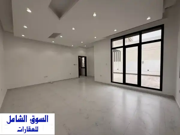 فيلا فاخرة للإيجار بالفنيطيس: مصعد خاص، 3 مداخل، 7 مواقف سيارات! استقرار عائلي وخصوصية تامة.