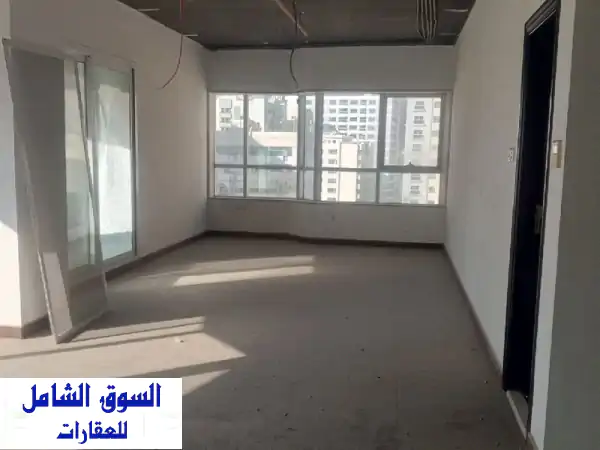 مكتب فاخر للإيجار السنوي بالمجاز 3 الشارقة | 2691 قدم | 3 غرف + بلكون | 125 ألف درهم على 4 شيكات