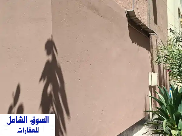 للإيجار: بيت سكن عمال أو موظفين شركة في المحرق. البيت يتكون من 4 غرف و3 حمامات ومطبخ وحوش صغير. ...