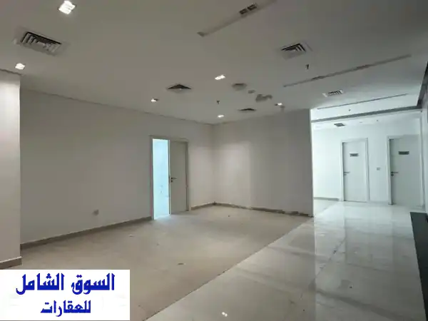 فرصتك الذهبية! مكتب تجاري فاخر للإيجار بالمنطقة الشرقية | فترة سماح + مواقف خاصة
