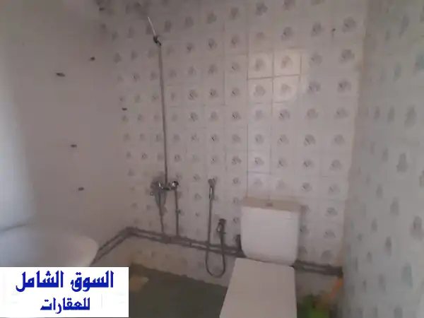 شقة للإيجار في منطقة مدينة عيسى. الطابق الأرضي. مزودة بالكهرباء. غرفة نوم واحدة، صالة كبيرة، مطبخ ...