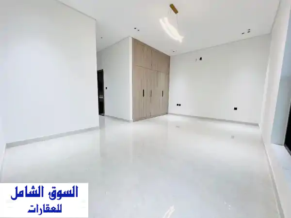 تاون هاوس للإيجار السنوي في الحليو، أول ساكن. يتكون من طابقين وروف بتصميم عصري، ويضم مجلساً وصالتين ...