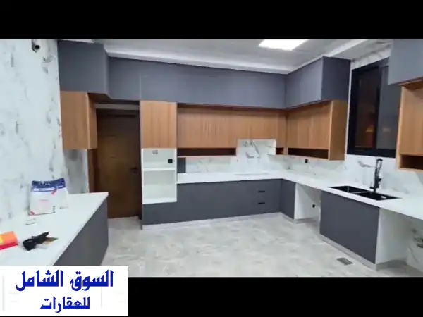 فيلا زاوية للبيع في الزاهية. مساحة الأرض 3500 قدم، مساحة البناء 4655 قدم. تحتوي على 7 غرف ماستر، 9 ...