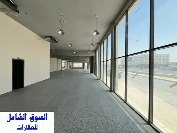 معرض تجاري للإيجار في صناعيات الشارقة  الصناعية 5، بمساحة كبيرة تبلغ 9000 قدم مربع، يوفر بيئة ...