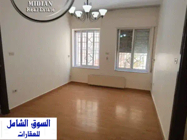 إعلان 8544: شبه فيلا فاخرة للإيجار بعبدون | 400م مع حديقة 200م | تشطيبات عصرية وموقع مميز