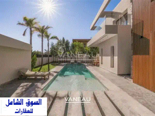 في الطابق الأرضي، ستستقبلك ردهة استقبال فسيحة تؤدي الى غرفة معيشة واسعة ومنطقة جلوس منفصلة