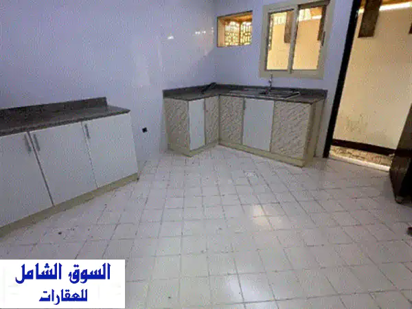 فرصة ذهبية: بيت للإيجار في الدفاع الشرقي (قرب مركز الشرطة) - 4 غرف واسعة، 4 حمامات، حوش وموقف - 400 دينار فقط!