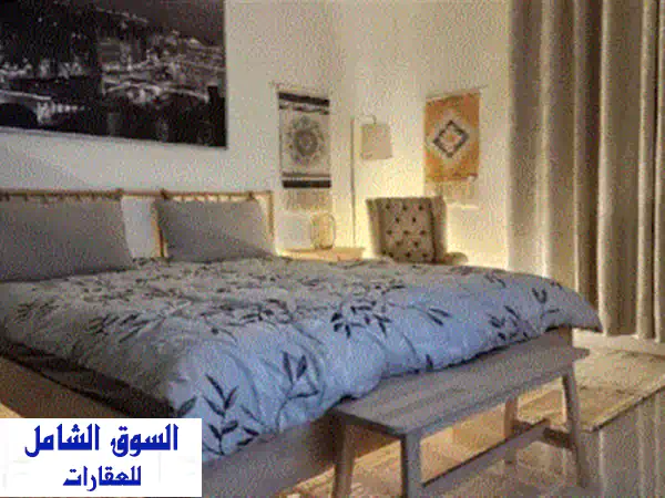 استوديو مفروش فاخر للإيجار بالروضة | 2600 درهم شهرياً شامل الفواتير والإنترنت | خلف نادي الشرطة مباشرة