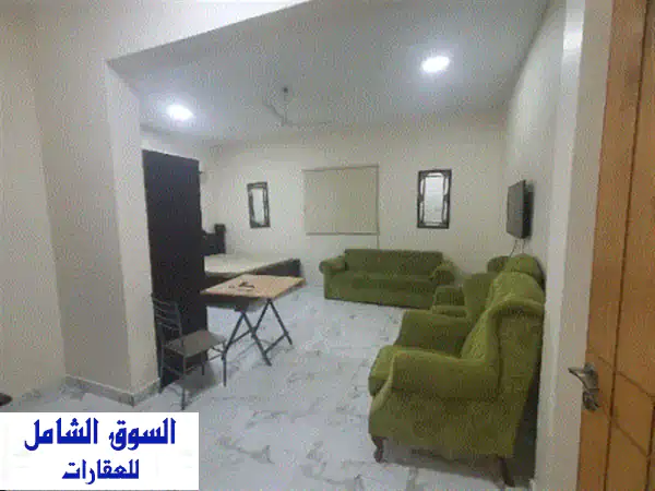 للإيجار: شقة استوديو بغرفة كبيرة جداً، حمام خاص، صالة صغيرة، ومطبخ. تشمل الكهرباء والماء، مفروشة ...