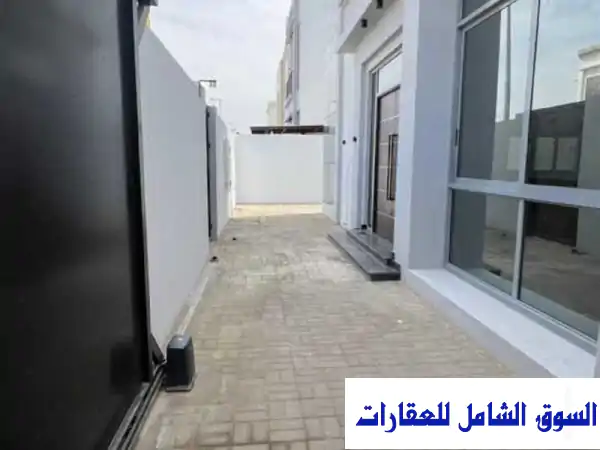 أول ساكن 5 غرف ماستر 3 طوابق تكييف وغاز مركزي...