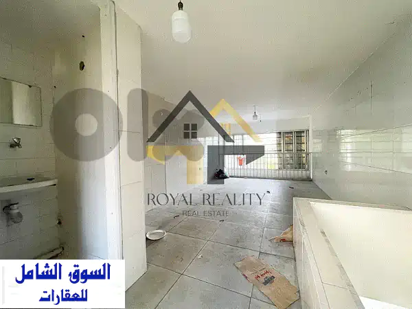 فرصة ذهبية في زلقا! محل تجاري مميز للإيجار بميزانين وموقف خاص - جاهز لنجاح مشروعك