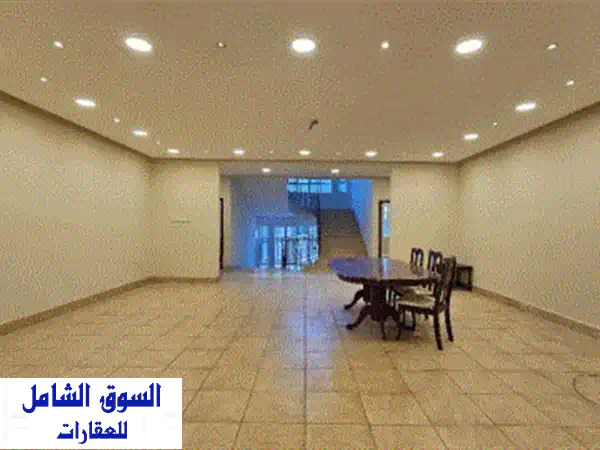 البحرين  عراد / للبيع فيلا كبيرة. طابقين. تتكون من مجلس عربي مستقل، صالتين كبيرتين، 7 غرف نوم ...