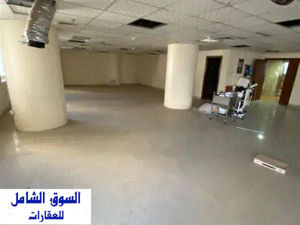 مكتب تجاري مميز للإيجار السنوي بالمجاز 1 الشارقة | 2800 قدم²، إطلالة بحرية، تكييف مجاني وموقع حيوي