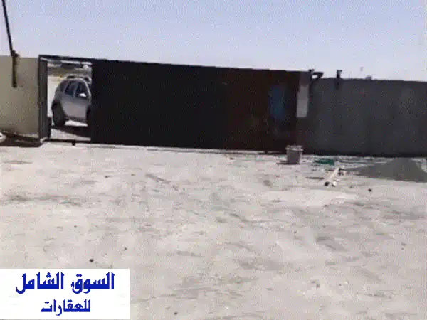فرصة إيجار: ساحة 10000 قدم² مجهزة بالكامل بالشارقة البطائح | كهرباء وماء