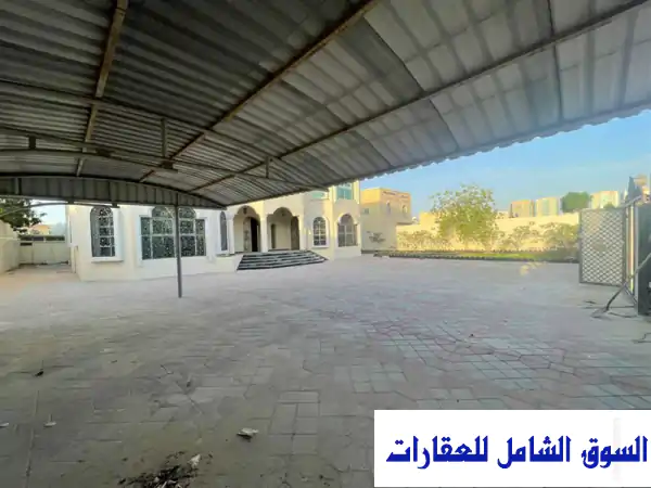 فيلا فاخرة للإيجار في منطقة الجرف خلف المحكمة...