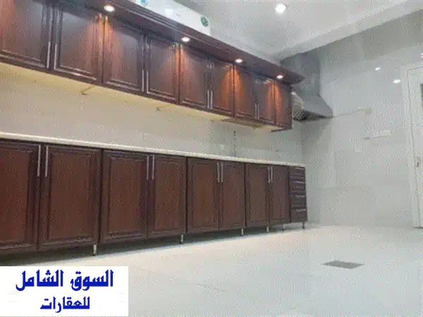 دوبلكس فاخر للإيجار بالروضة - مدخل خاص، 6 غرف ماستر، مطبخ مجهز | 16 د.ك