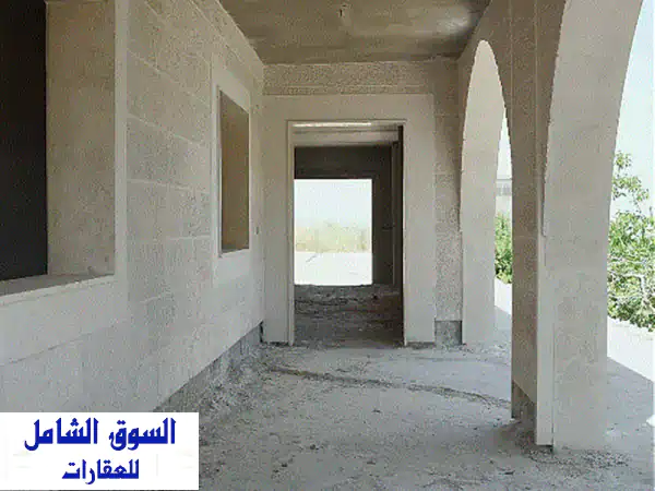 فيلا للبيع في تولا البترون: ملاذك الفاخر بمسبح...