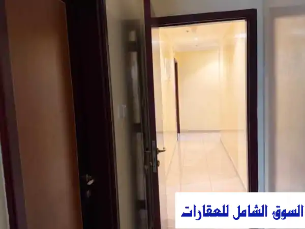 فيلا عائلية فسيحة للإيجار في الروضة 3 عجمان | 5 غرف نوم، 5000 قدم، موقع خدمي مميز