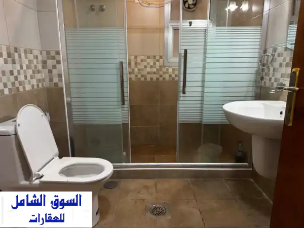 فيلا فاخرة للإيجار بسلوى: 400م2 | مثالية لعائلتين | حوش كبير ومواقف لـ6 سيارات | تجديدات كاملة