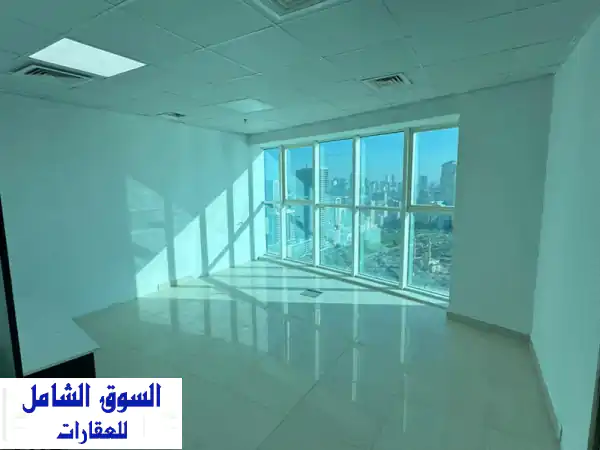 فرصة ذهبية! مكتب فخم للإيجار السنوي بالشارقة: إطلالة بحرية مباشرة في المجاز 2 - ادفع على 4 دفعات مريحة!