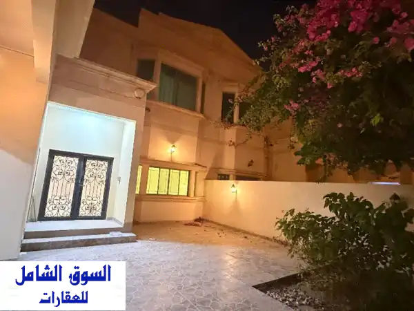 فيلا فخمة للإيجار بمدينة عيسى | 5 غرف نوم، مسبح...