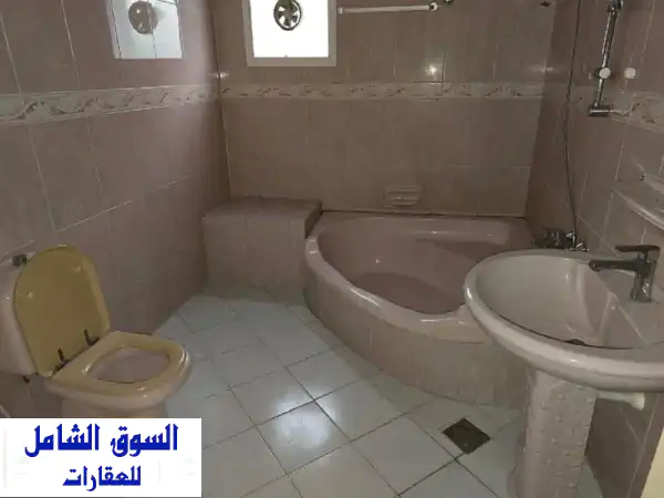 فيلا فاخرة للإيجار بالياش | 5 غرف نوم | عائلية بموقع هادئ | 130 ألف درهم (6 دفعات)