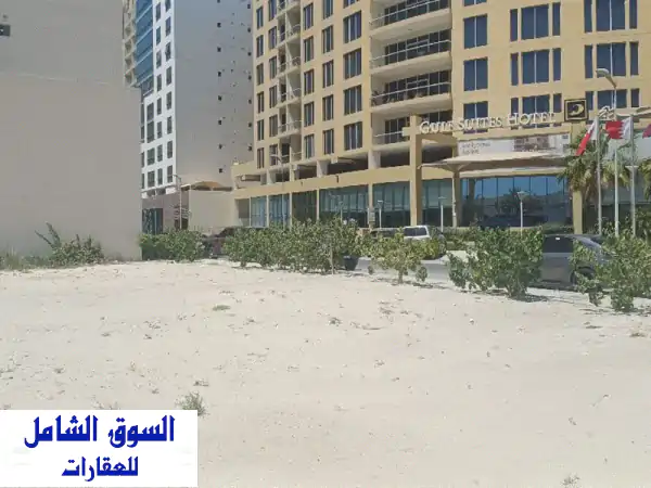 فرصة ذهبية! أرض تجارية 795م² للإيجار بجزر أمواج - موقع استراتيجي أمام فندق أجنحة الخليج
