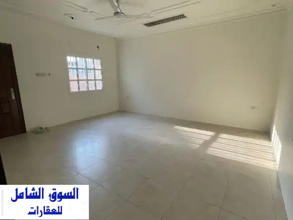 للإيجار بيت في عالي يتكون من 4 غرف و4 حمامات ومطبخ وصالة وكراج لسيارتين