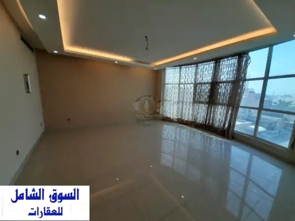 للبيع فيلا فخمة في الحد الجديدة. أولا المميزات العامة: تشطيب راق جدا، تكييف سنترال، مصعد، حديقة، ...