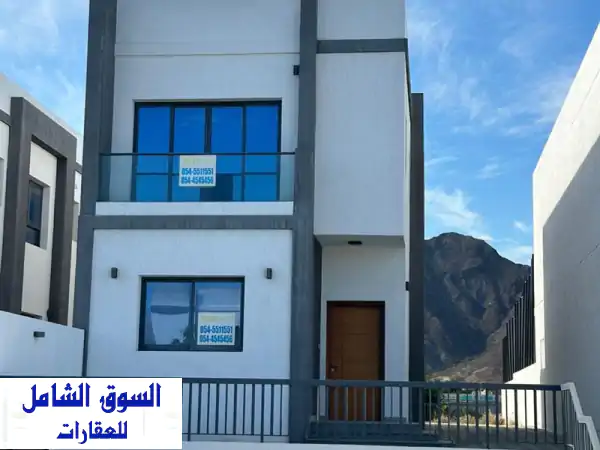 فيلا فاخرة للإيجار بالفجيرة | 4 غرف نوم |...