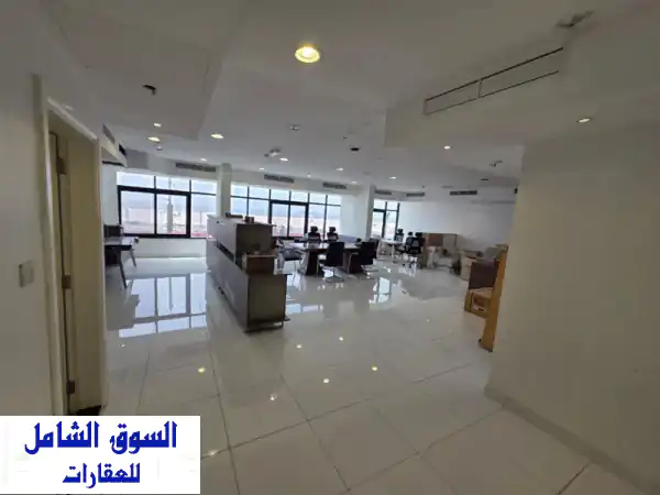 مكتب تجاري فاخر للإيجار السنوي | إطلالة...